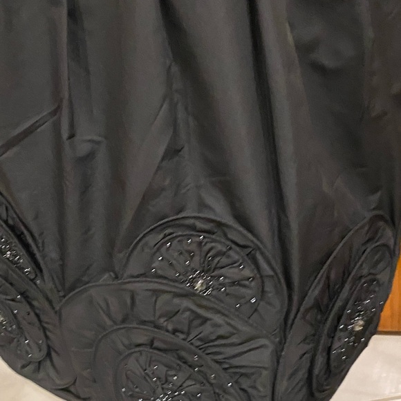 BCBG BLACK BEADED
APPLIQUÉ TAFFETA DRESS size 8 - Picture 5 of 12